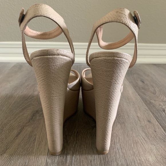 Penny loves Kenny wedges. - Picture 6 of 6